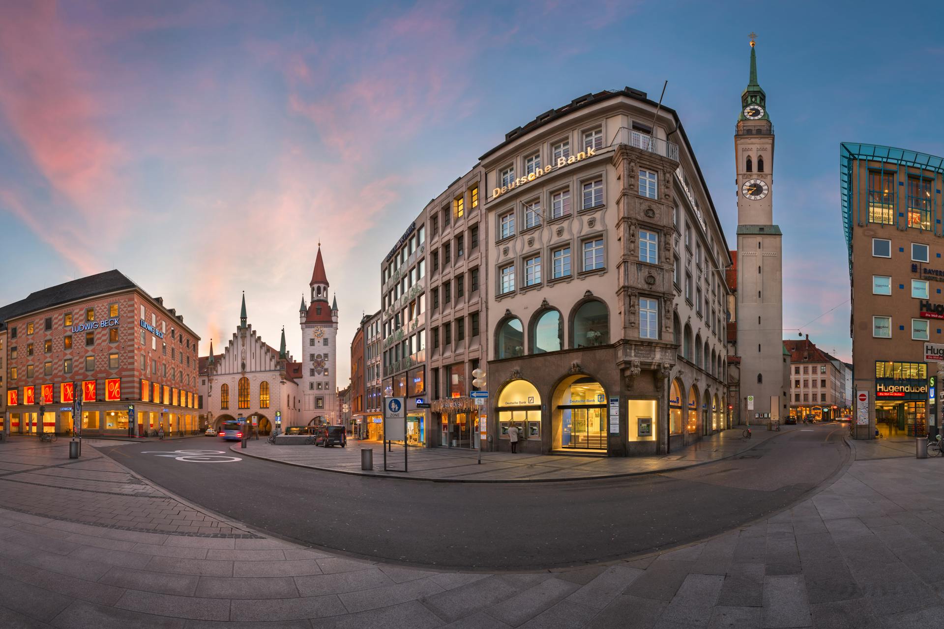 Marienplatz München bei Abenddämmerung – KW Real Estate