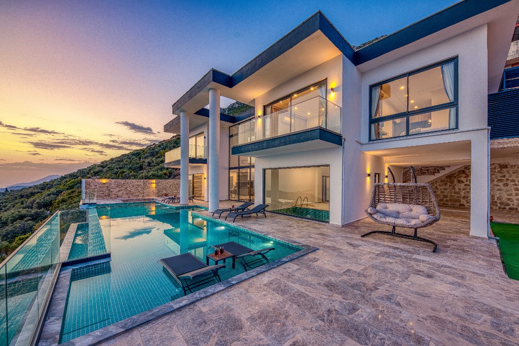 Luxuriöse Villa mit Infinity-Pool bei Sonnenuntergang